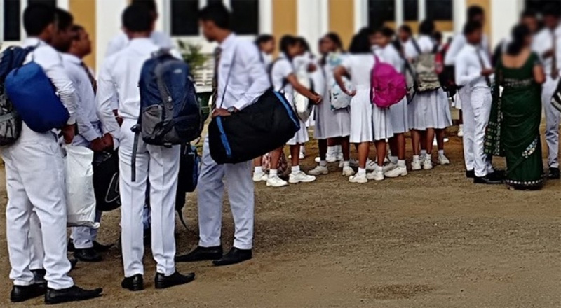 புத்தளத்தில் பாடசாலை ஒன்றில் மாணவர்களால் தாக்கப்பட்ட  ஆசிரியர்!