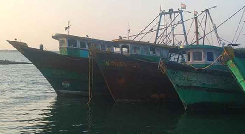 யாழ்ப்பாணத்தில் மின் விளக்குகளை பயன்படுத்தி மீன்பிடியில் ஈடுபட்ட 6 பேர் கைது