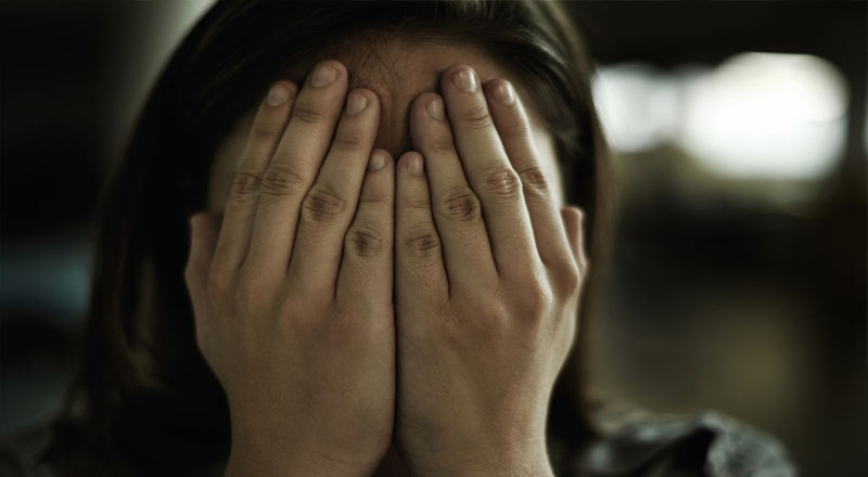 திருமண வைபவத்திற்கு தயாராகிக்கொண்டிருந்த இளம்பெண் மீது அசிட் வீச்சு