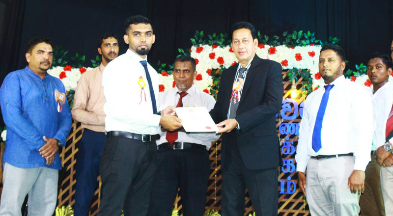 சிங்கள பயிற்சி வகுப்பினை நிறைவு செய்த அரச உத்தியோகத்தர்களுக்கு சான்றிதழ் வழங்கி வைக்கப்பட்டது