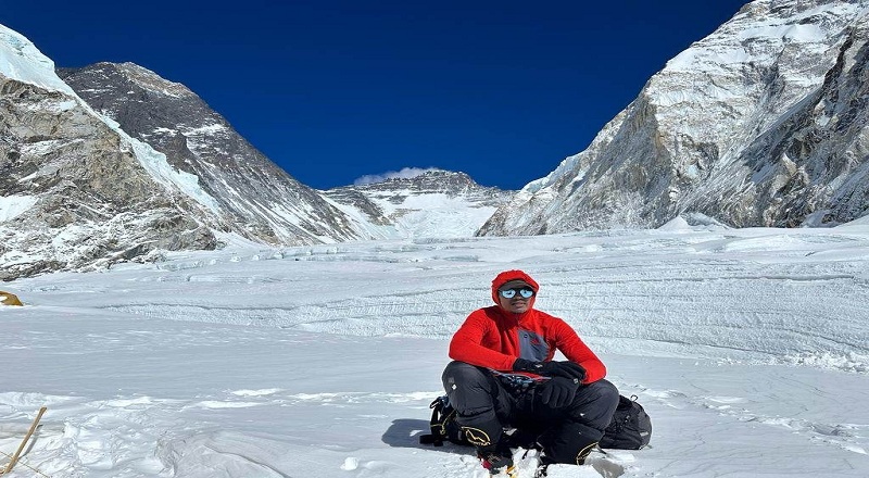 எவரெஸ்ட் சிகரத்தில் தமிழினப் படுகொலையை நினைவேந்தலை அனுஷ்டித்த ஈழத் தமிழன் துஷியந்தன்