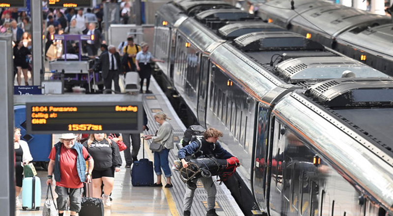 இங்கிலாந்தில் இன்று தொடக்கம் புகையிரத ஊழியர்கள் வேலை நிறுத்த போராட்டத்தில் குதிக்கின்றனர்.