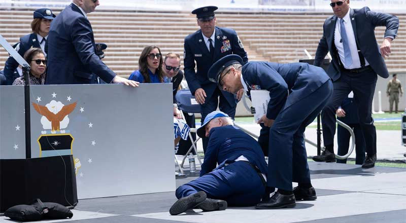 நிலைதடுமாறி கீழே விழுந்த அமெரிக்க அதிபர் ஜோ பைடன்!