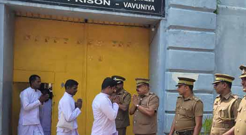 பொசன் போயா தினத்தினை முன்னிட்டு வவுனியாவில்  கைதிகள்  விடுதலை!