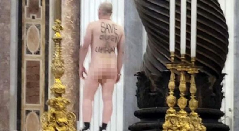 ரஷ்யாவிற்கு எதிராக வாடிகன் தேவாலயம் முன்பு வாலிபர் நிர்வாண போராட்டம்