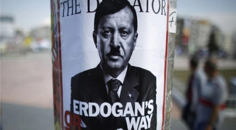 துருக்கி ஜனாதிபதி தயிப் எர்டோகனின் புகைப்படத்திற்கு ஹிட்லர் மீசை வரைந்த சிறுவனுக்கு சிறைத்தண்டனை