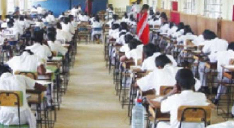 பரீட்சை  கண்காணிப்பாளராக கடமையாற்றிய ஆசிரியர் திடீரென உயிரிழப்பு!