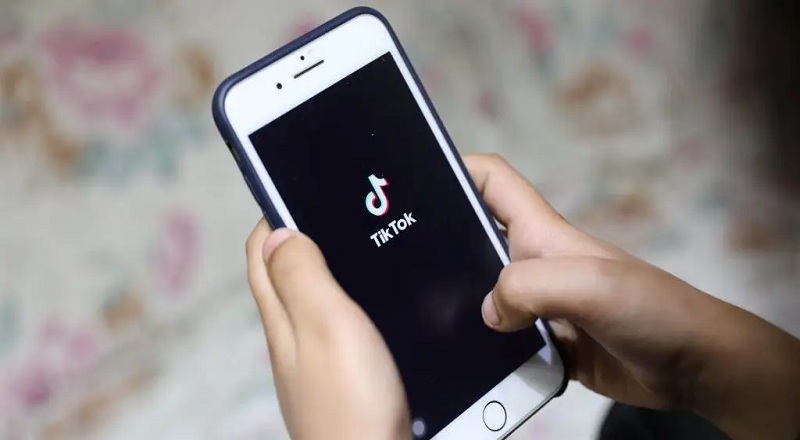 வைரலான TikTok சவாலை முயற்சித்தபோது உயிரிழந்த  16 வயது சிறுமி