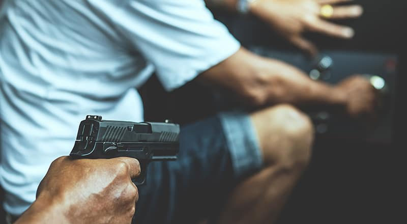 வர்த்தகரின் வீட்டிற்குள் கைத்துப்பாக்கிகள் மற்றும் கூரிய ஆயுதங்களுடன் நுழைந்த கொள்ளையர்கள்