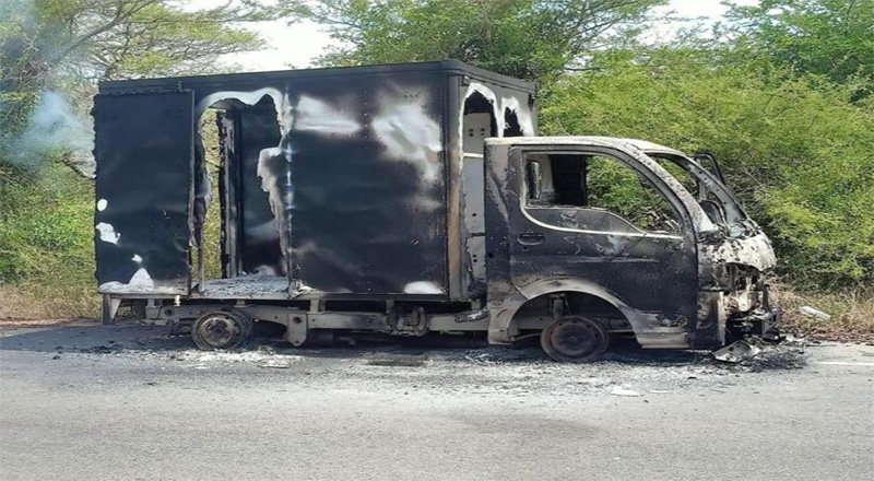 மன்னார் - முருங்கன் பகுதியில் படி ரக வாகனம் நேற்று ஏற்பட்ட தீ விபத்தில் முற்றாக எரிந்து நாசம்