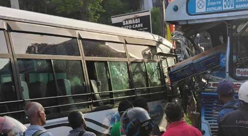 பாடசாலை மாணவர்களை ஏற்றிச் சென்ற பேருந்து விபத்து: பல மாணவர்கள் படுகாயம்