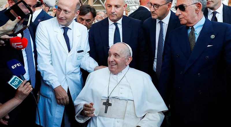 அறுவை சிகிச்சைக்கு பின் வைத்தியசாலையை விட்டு வெளியேறிய போப் ஆண்டவர்