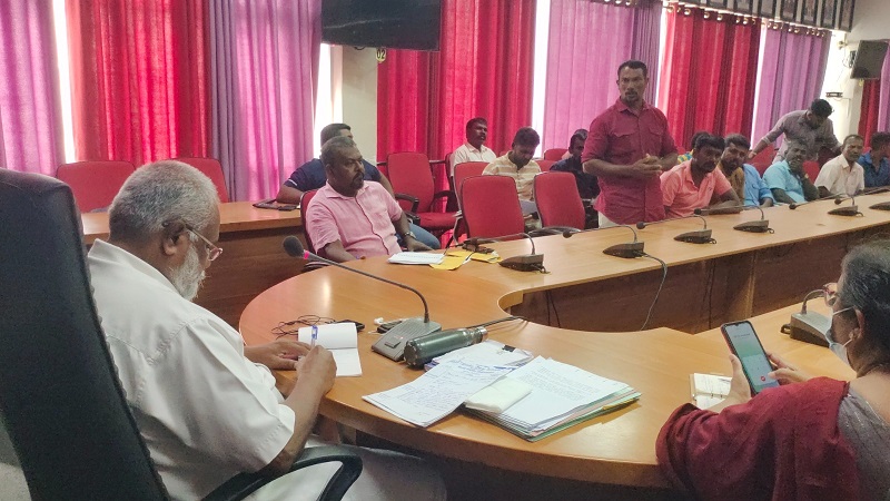 துப்பாக்கியை சொக்லட் உண்பதுபோல கடித்து உண்டிருக்கலாம்: மீனவர்களிடம் டக்ளஸ் பதில்