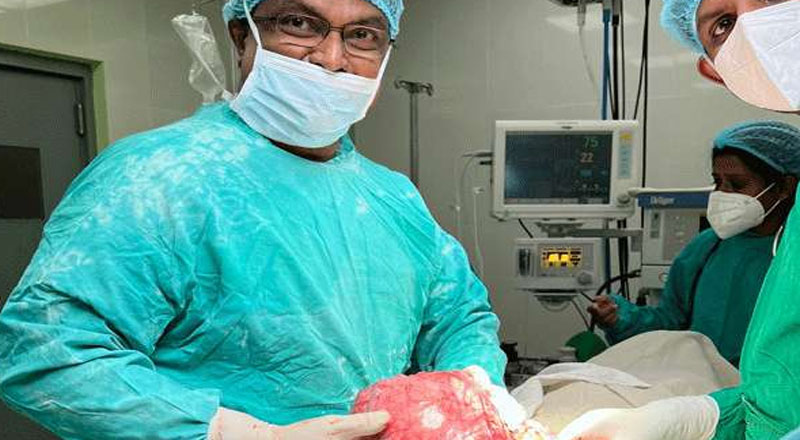 பெண்ணொருவரின் வயிறில் இருந்து 10 கிலோ கட்டியை அகற்றி சாதனை!