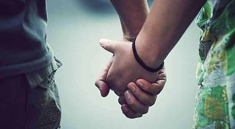 சிறுமியின் நடத்தையால் பொலிஸ் நிலையத்தில் நஞ்சருந்திய பெற்றோர்!