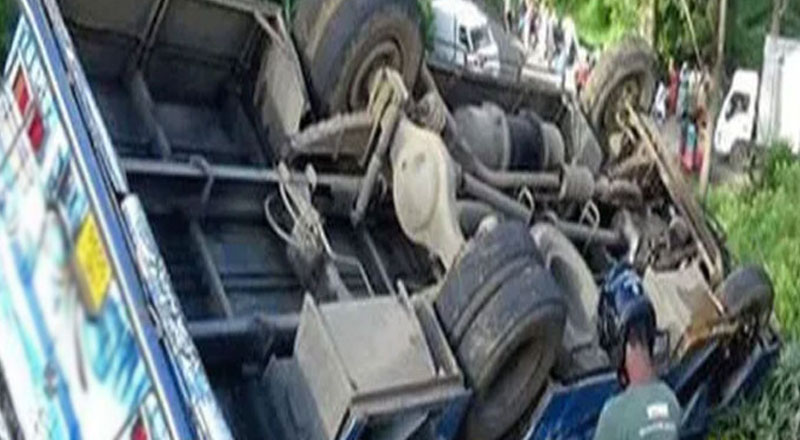 ஹோமாகமவில் பேருந்து கவிழ்ந்து விபத்து – ஒருவர் பலி – 13 பேர் காயம்