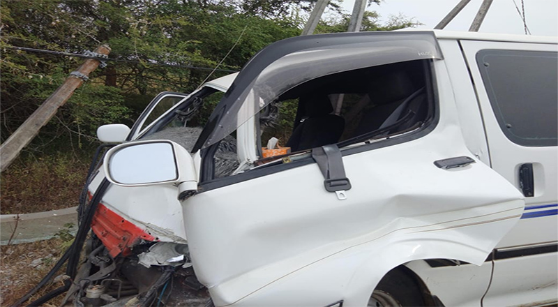 மன்னார்-இசைமாளத்தாழ்வில் வான் விபத்து : முன்னாள் அருட்தந்தை உட்பட மூவர் காயம்