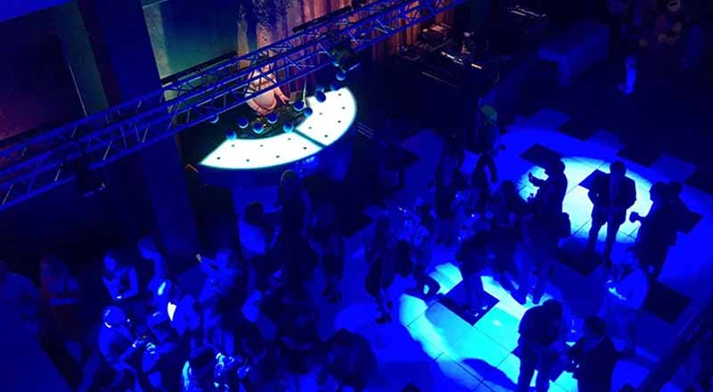 நட்சத்திர விடுதியில் கொலைக் குற்றவாளியின் மகளுக்கு விழா:  சிறைச்சாலைக்கு நேரடி ஒளிபரப்பு