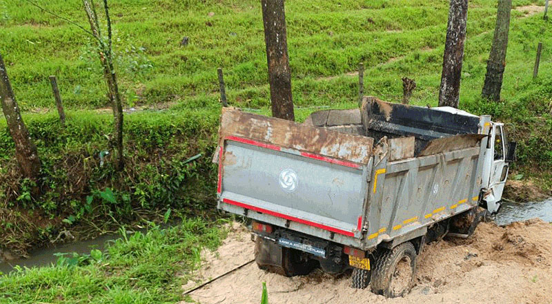கால்நடை தீவனம் ஏற்றிச் சென்ற டிப்பர் வாகனம் பள்ளத்தில் கவிழ்ந்து விபத்து