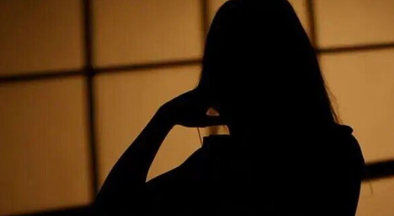 இராணுவ முகாமிற்கு முன்பாக தனக்கு தானே தீ வைத்து தற்கொலைக்கு முயன்ற தாய்!