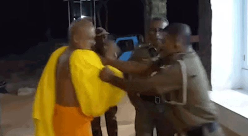 அம்பிட்டியே சுமனரதன தேரருக்கும் பொலிஸாருக்கும் இடையில் மோதல்!