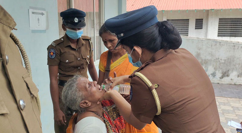 போராட்டத்தின்போது சுகவீனமுற்ற தாயாருக்கு நீர் பருக்கிய சிங்கள பொலிஸ் உத்தியோகத்தர்!