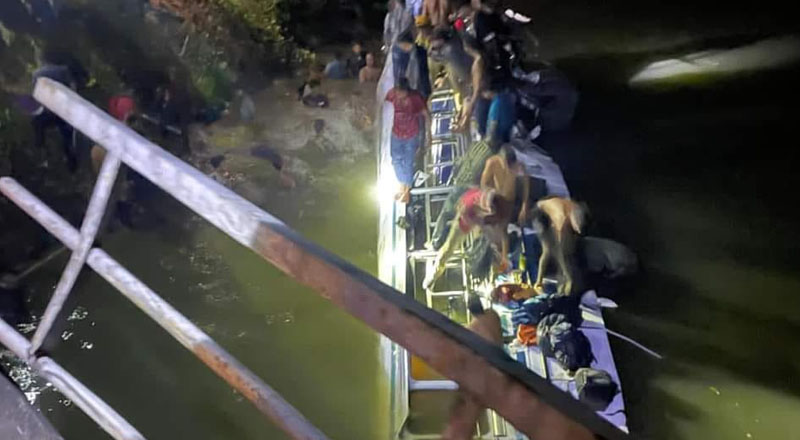 மனம்பிடிய பாலத்தில் பேருந்து விபத்து: பத்துப் பேர் உயிரிழப்பு