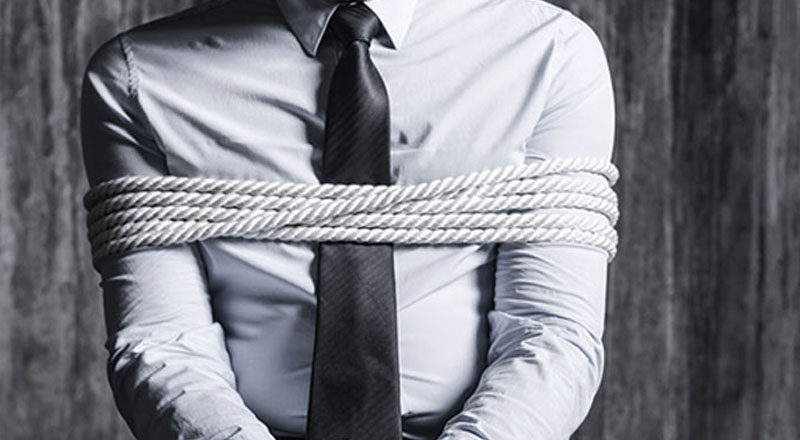 கணக்காளரை கடத்தி சென்று வங்கிக் கணக்கை மாற்றிய பெண்!