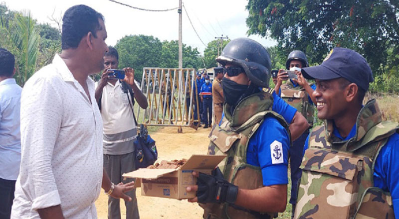 பிஸ்கட்டை கொடுத்து காணிகளை பறிக்கும் கடற்படை! மண்டைதீவில் எதிர்ப்பு