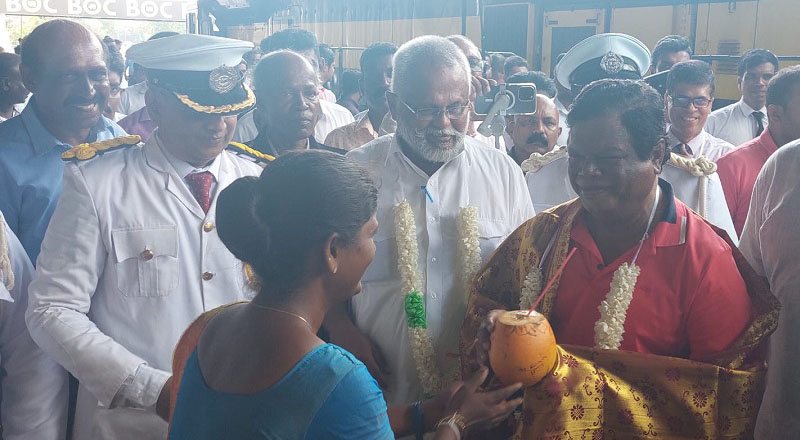விசேட ரயிலில்  வந்த அமைச்சருக்கு யாழில் அமோக வரவேற்பு!