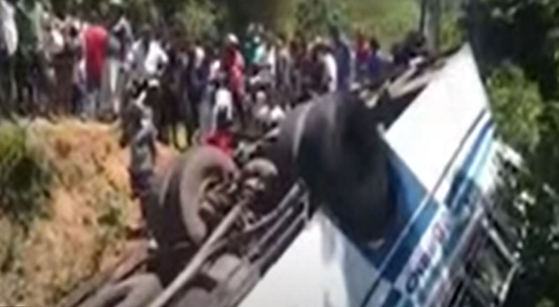 தலைகீழாக கவிழ்ந்த தனியார் பஸ்: 15 பேர் வைத்தியசாலையில்