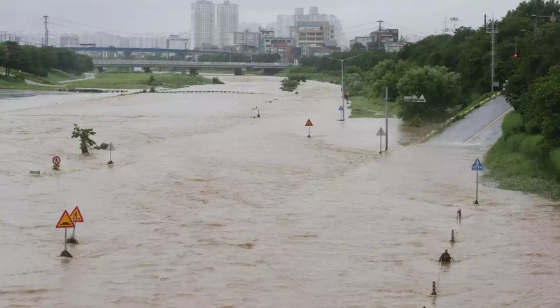 தென்கொரியாவில் கனமழையில் சிக்கி 7க்கும் மேற்பட்டோர் உயிரிழப்பு