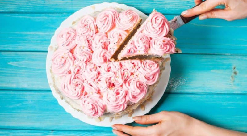 கேக் சாப்பிட்ட ஒரே குடும்பத்தைச் சேர்ந்த 5 பேர்  வைத்தியசாலையில் அனுமதி!