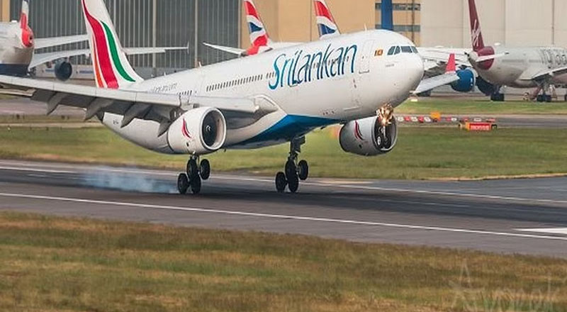 கட்டுநாயக்காவில் விமானம் தரையிறங்கியதால் வீட்டின் கூரையை இழந்த நபர்