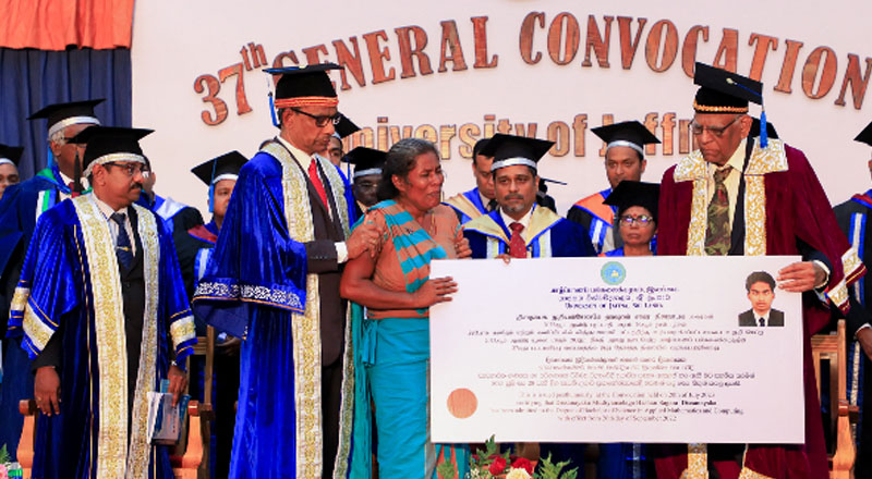 ஏகாந்த நிலையில் வழங்கப்பட்ட பட்டம்: கண்ணீருடன் பெற்றுச் சென்ற தாய்!