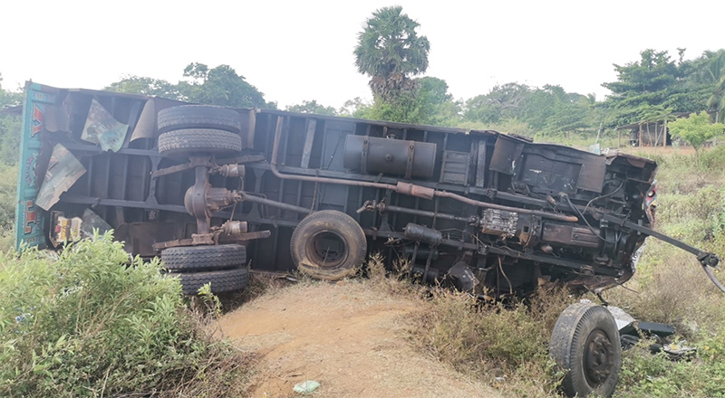 வவுனியா பறநட்டகல் பகுதியில் லொறி குடைசாய்ந்து விபத்து
