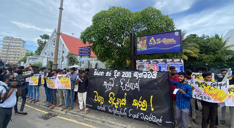 மாணவர்களின் போராட்டத்தைக் கலைக்க பொலிஸார் நீர்த்தாரைப் பிரயோகம்