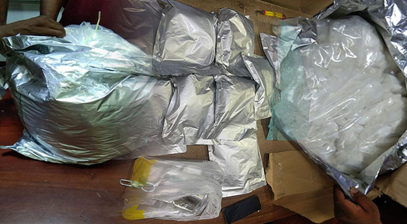 விமான நிலையத்தில் 21 கோடி ரூபாய் மதிப்புள்ள போதைப்பொருள் பறிமுதல்: 7பேர் கைது