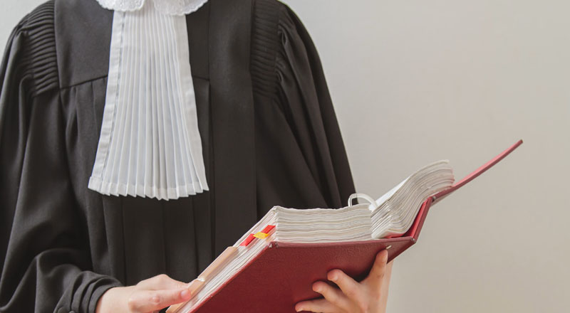 நீதிமன்றத்திற்குள் வழக்கு ஆவணங்களை மென்று அழித்ததற்காக பெண் வழக்கறிஞர் கைது