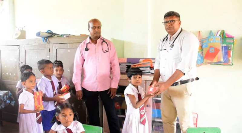 மன்னார் மாவட்டத்திலுள்ள இரண்டு பாடசாலைகளுக்கு விற்றமின் மருந்து நன்கொடை