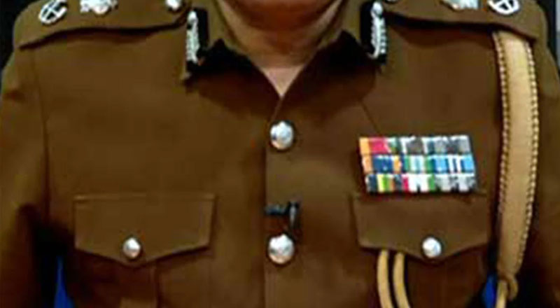 குடும்பத்துடன் நாட்டை விட்டு வெளியேறத் தயாராகி வரும் பொலிஸ் அதிகாரி