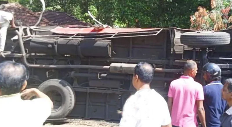 பேருந்து விபத்தில் பெண் ஒருவர் உயிரிழப்பு: 10 பேர் படுகாயம்