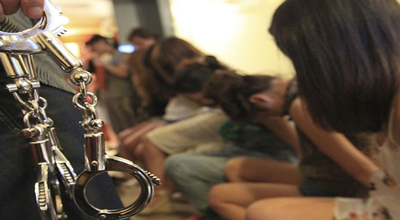 திருகோணமலையில் ஊர்மக்களால் சுற்றிவளைக்கப்பட்ட விபச்சார விடுதி