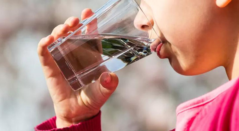 நீரிழப்பைத் தடுக்க அதிக தண்ணீர் குடிக்கவும்: குழந்தை மருத்துவர்