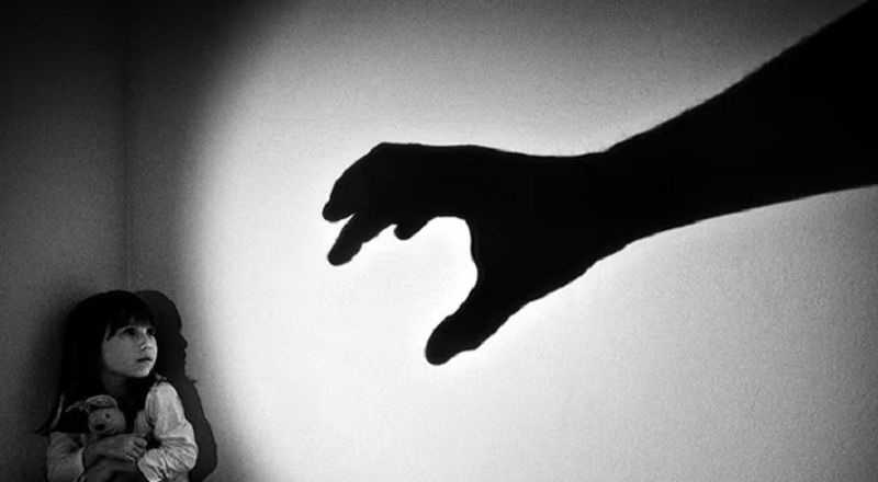 பணத்திற்காக 14 வயது மகளை துஷ்ப்ரயோகத்திற்கு உள்ளாக்க இடமளித்த தாய்