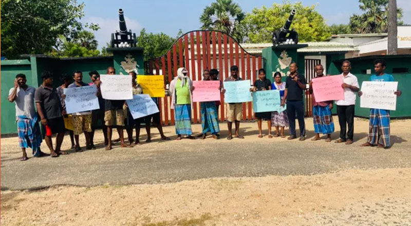 இராணுவ முகாமை அகற்ற வேண்டாம்: யாழில் போராட்டம்