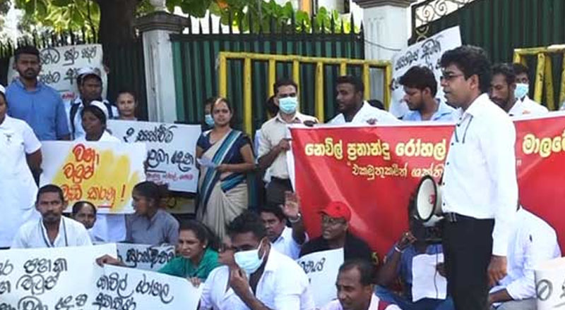 வைத்தியசாலையின் ஊழியர்கள் சுகாதார அமைச்சிற்கு முன்னாக ஆர்ப்பாட்டம்!