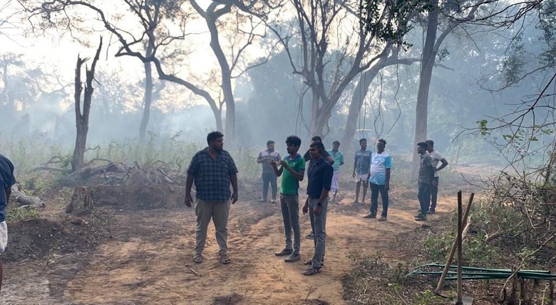 முட்கொம்பன் காட்டுப்பகுதியில் ஏற்பட்ட தீப்பரவல் - குடிமனைகளிற்குள் புகாதவாறு தடுப்பு