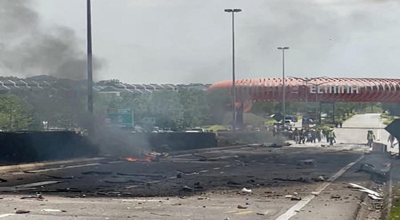 மலேசிய நெடுஞ்சாலையில் விழுந்து நொறுங்கிய விமானம் - 10 பேர் உயிரிழப்பு