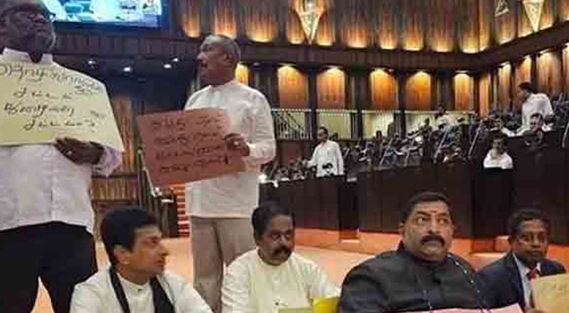 பாராளுமன்றத்தில் குழப்ப நிலை!  சபாநாயகர் கடும் பிரயத்தனம்